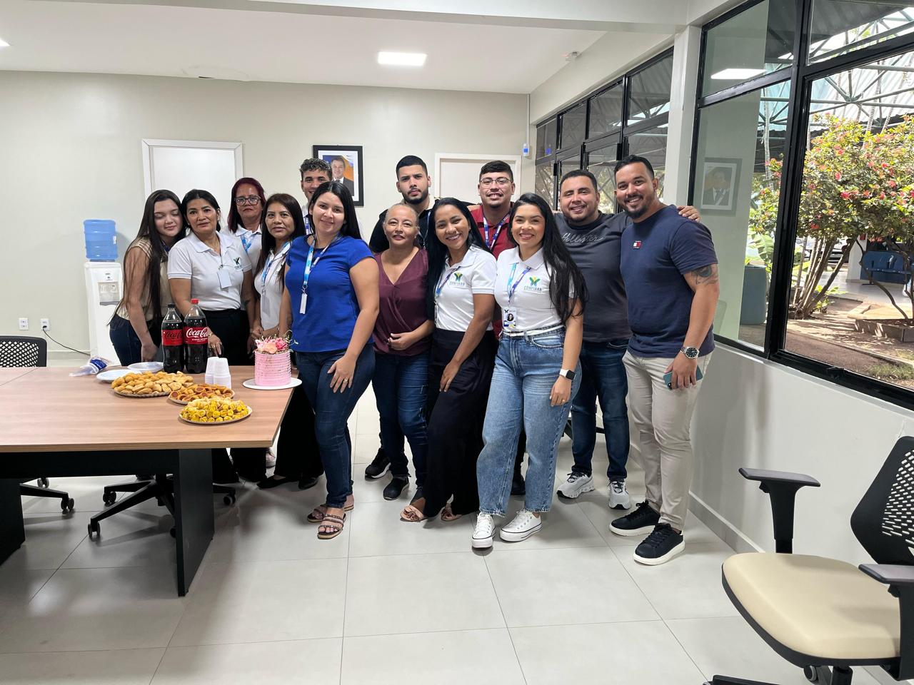 Equipe reunida em ambiente de celebração e integração institucional