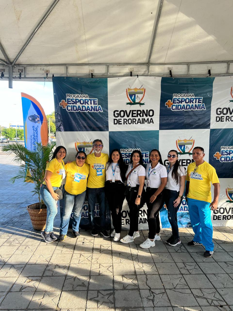 Equipe em ação pública relacionada a programa esportivo e cidadania