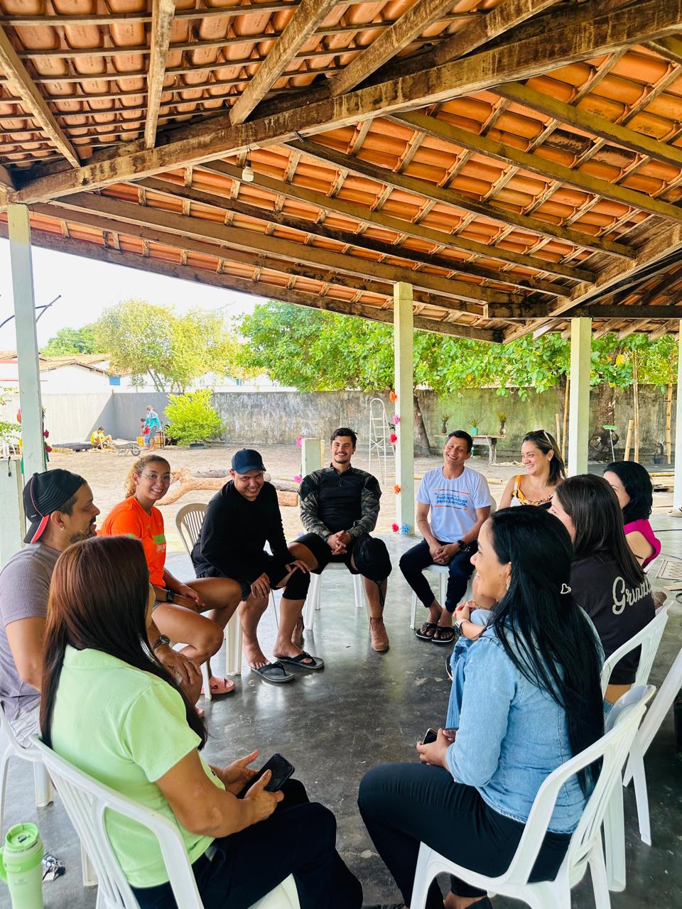 Roda de conversa com jovens em atividade comunitária